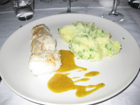 Sen var det husses tur med varmrätten - torskrygg med potatispuré och senapsvinigrette.