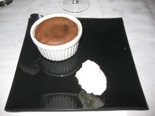 Chokladfondant med lättvispad grädde.