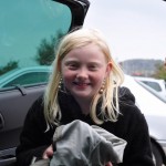 Ida på väg in i bilen