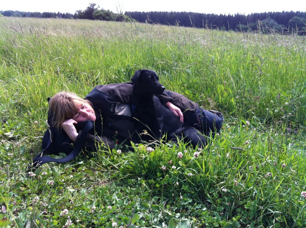 Agneta och Kit har det gott i gräset.