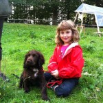 Annie med en brun hund.