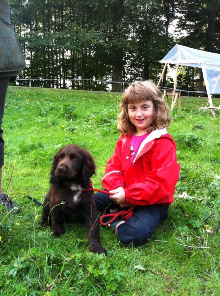 Annie med en brun hund.