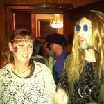 Nu har alla landat på Odd Fellow. Mirja och Jocke minglar.
