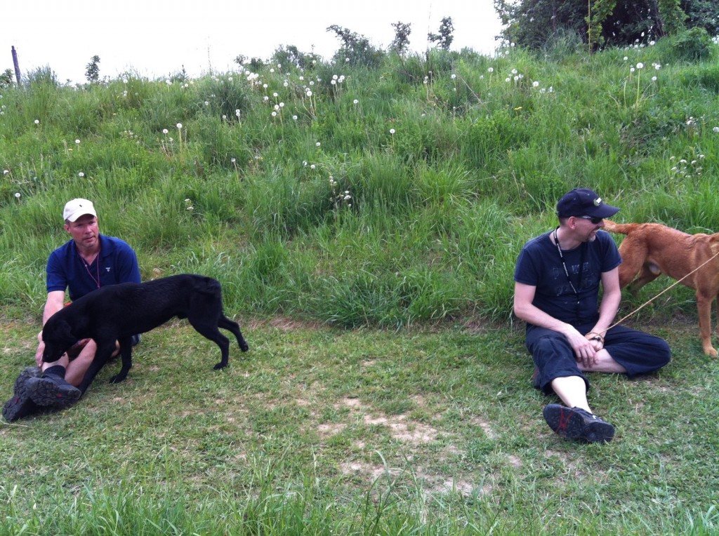 Dan med Barr och Jocke med Fox pustar ut efter tuff träning i tuff värme.