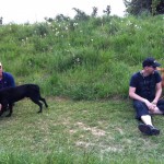 Dan med Barr och Jocke med Fox pustar ut efter tuff träning i tuff värme.