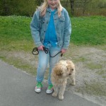 Här är mattes brors dotter Ida med sin nya hund Coco. Han är supertrevlig! Jag sa ju så klart till vem som betämmer. Och Coco lyssnade! Gillar alltså honom!
