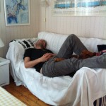 Kocken och Fox lurade lite i soffan efter lunchen.
