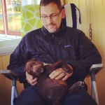 Husse å Hobby tar igen sig lite på verandan.