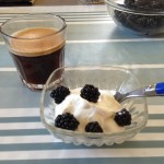 Dubbel espresso och björnbär med vaniljyoghurt. Jo, det gick ner hos våra människor.