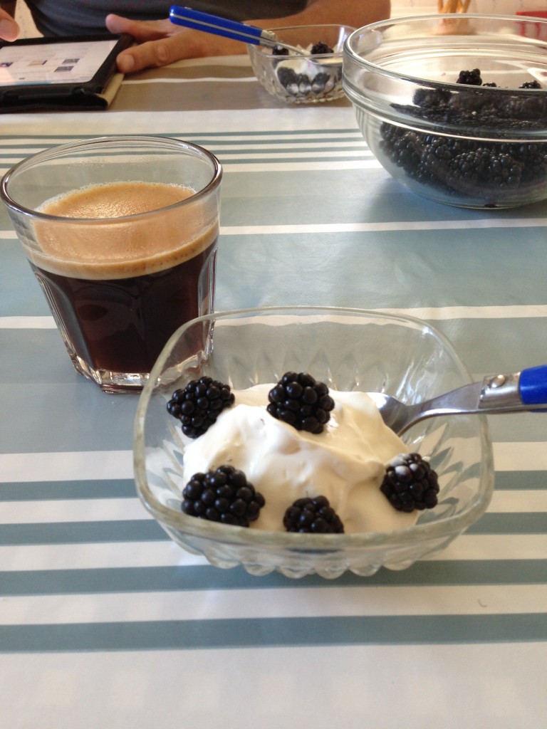 Dubbel espresso och björnbär med vaniljyoghurt. Jo, det gick ner hos våra människor.