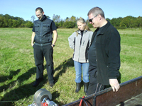 Jocke, Marie och Thomas hjälper till