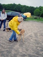 Thara och Tina på parkeringen